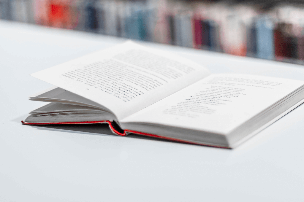 Aufgeschlagenes Buch liegt auf einem Tisch in Bibliothek